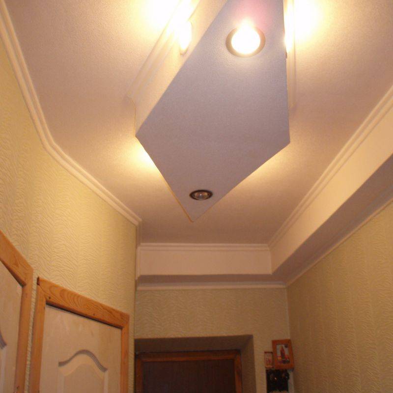 Дизайн потолка из гипсокартона в прихожей и коридоре