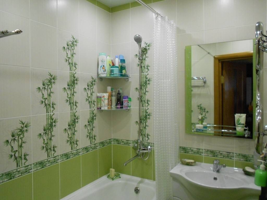 Дизайн ванны кафелем фото. Плитка для маленькой ванной комнаты. Плитка для небольшой ванной комнаты. Плитка в маленькой ванной. Отделка маленькой ванной.