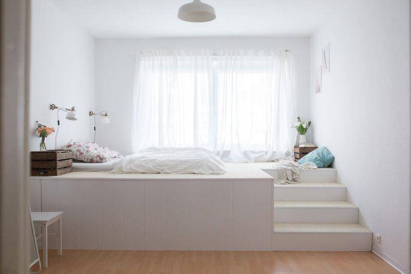 Кровать подиум в маленькой комнате с выдвижными ящиками  - 22 фото