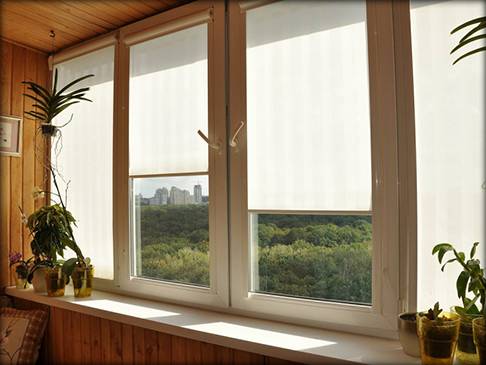 Рулонные шторы на балкон: виды, плюсы и минусы, как выбрать, фото