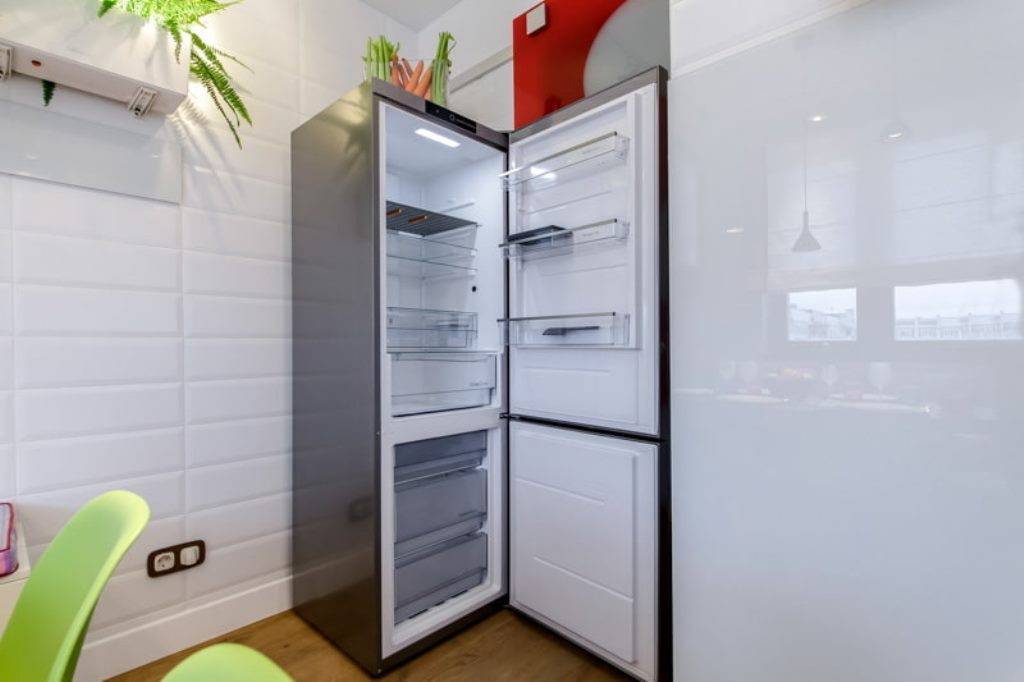 Куда поставить холодильник на кухне: привила и варианты размещения (100+ реальных фото)