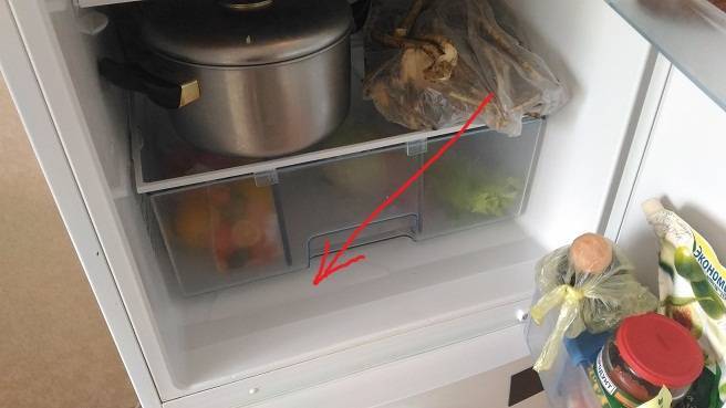 В холодильнике скапливается вода под ящиками, почему вода не уходит в отверстие и собирается под ящиками для фруктов