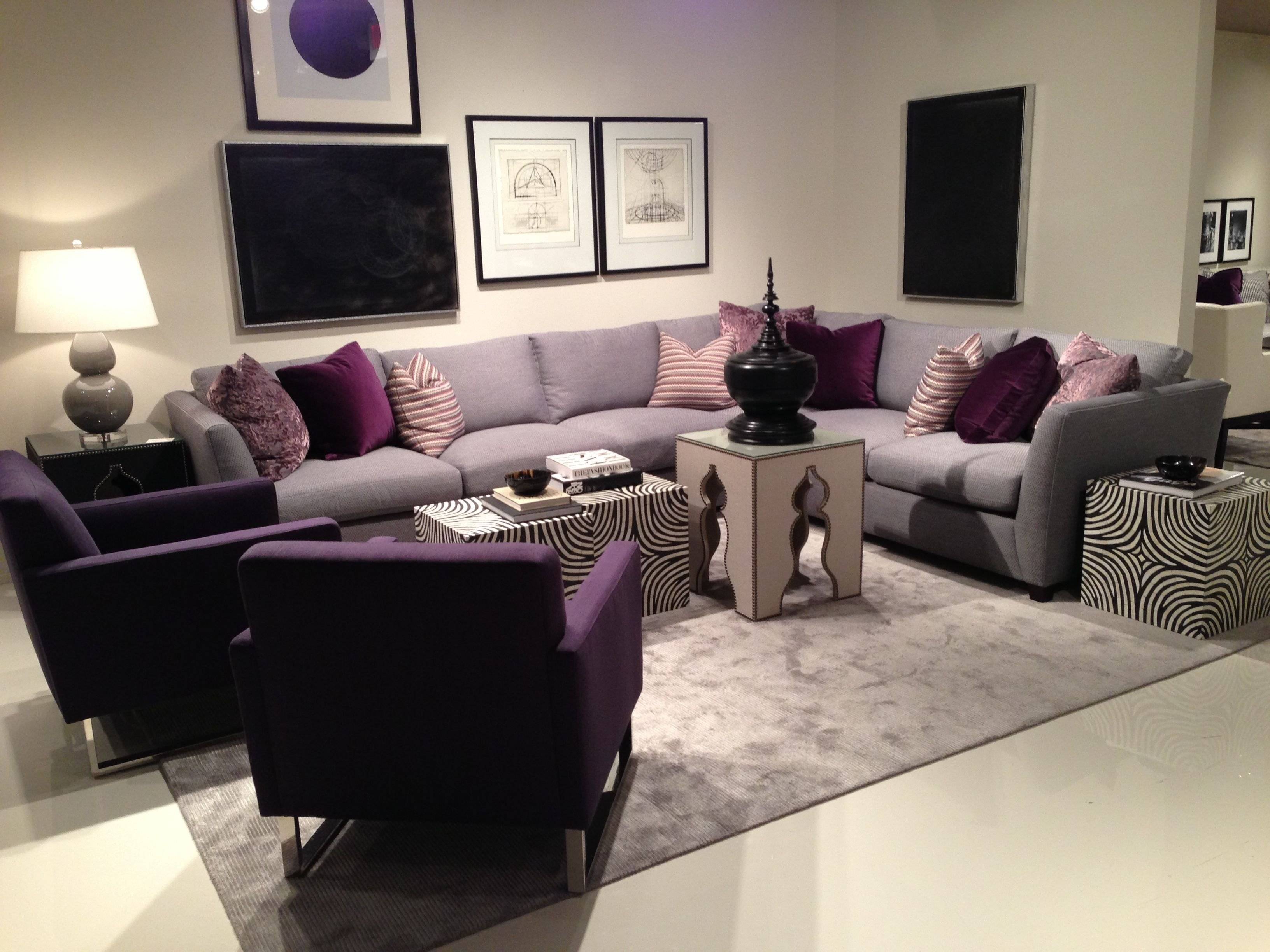 фиолетовый диван в гостиной