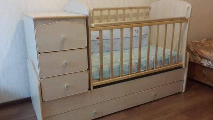 Кроватка с пеленальным столиком для новорожденных: трансформер с комодом и маятником детская - как собрать