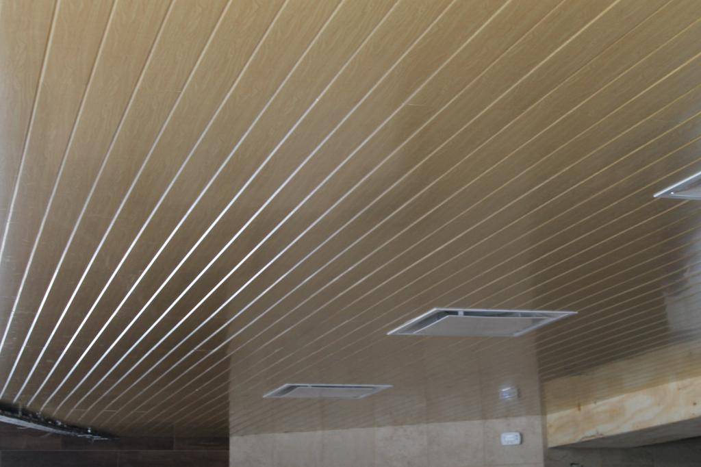 Виды алюминиевых реечных потолков, стоимость комплекта и их ремонт