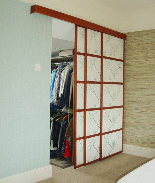 Раздвижные двери для гардеробной комнаты - какие выбрать: 13 фото