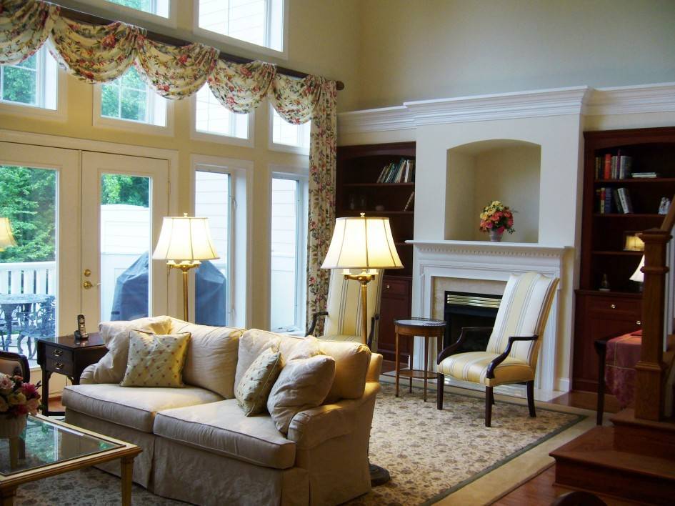 Оформление окна в современном стиле: фото в гостиной, спальне и кухне