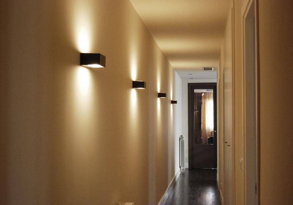 Поставь свет в коридоре. Светильники в коридор. Настенные светильники в коридор. Освещение в коридоре. Подсветка в коридоре.