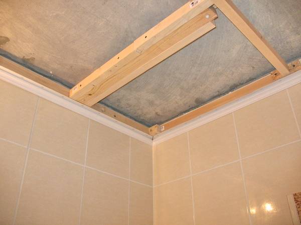 Потолок в ванной из пластиковых панелей и демонтаж подвесного из пвх в туалете своими руками