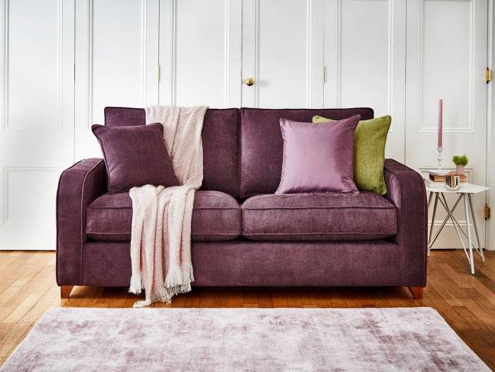 Фиолетовый диван, популярные оттенки, лучшие интерьерные решения
