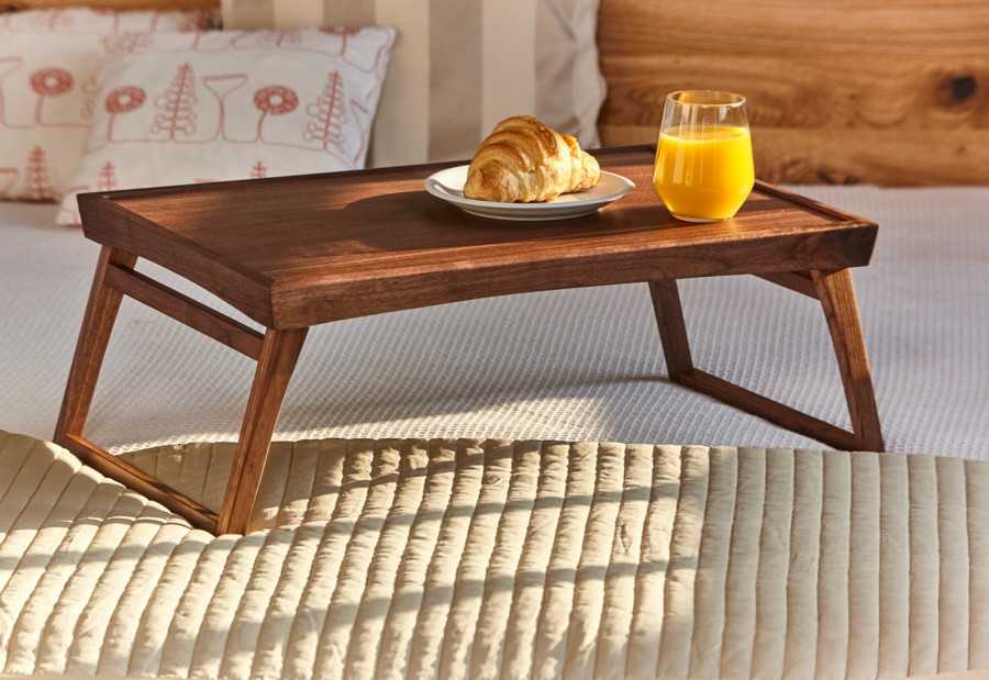 Столик для завтрака в постель (45 фото): практично, удобно, универсально