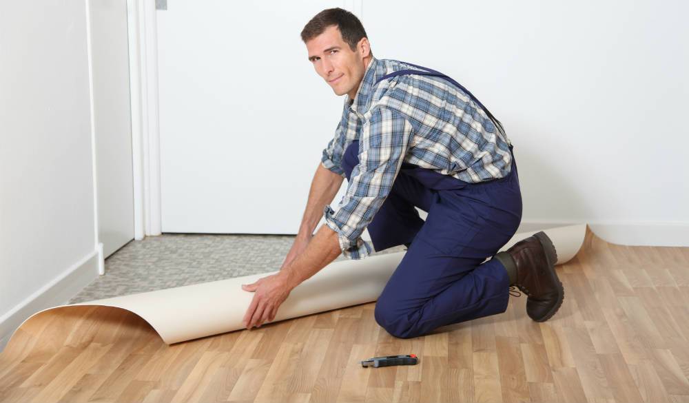 Напольное покрытие для комнаты на пол, какое выбрать, что постелить лучше, чем покрыть деревянный пол в квартире, фото и видео