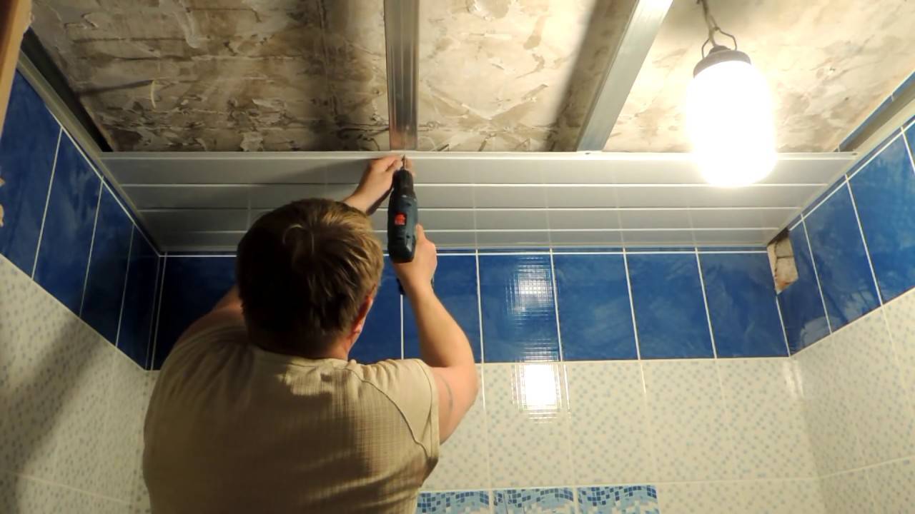 Технология монтажа и дизайнерские решения потолка из пластиковых панелей в ванной: 49 фото