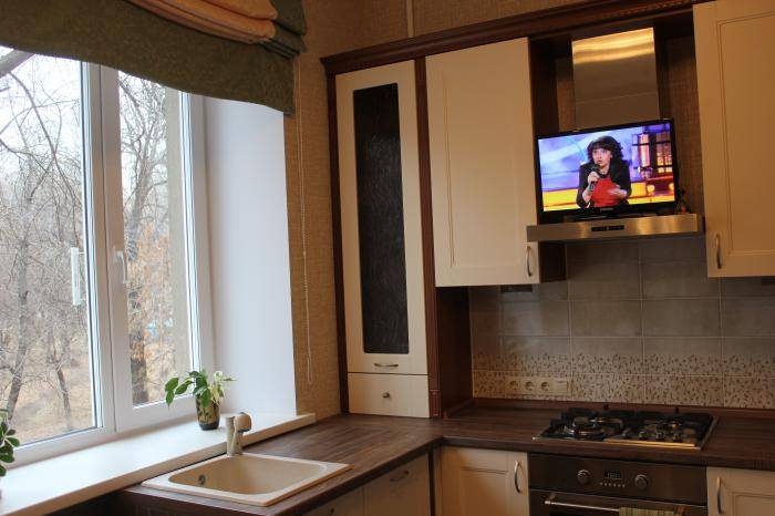Телевизор на кухне: как выбрать размер и где расположить?