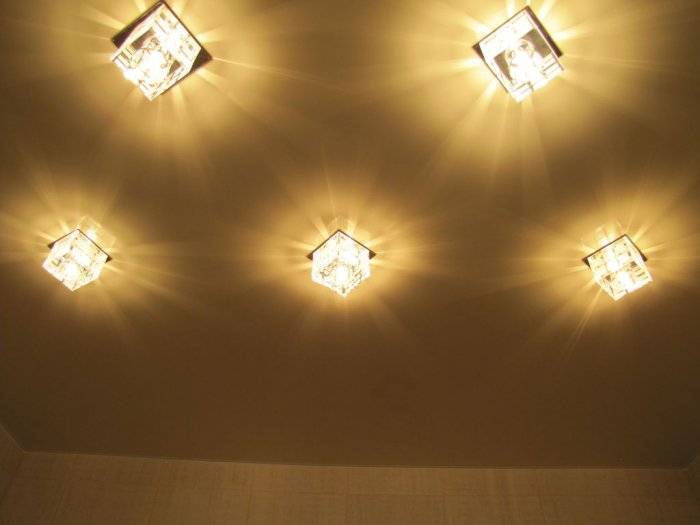 Пять светильников на натяжном потолке фото как расположить
