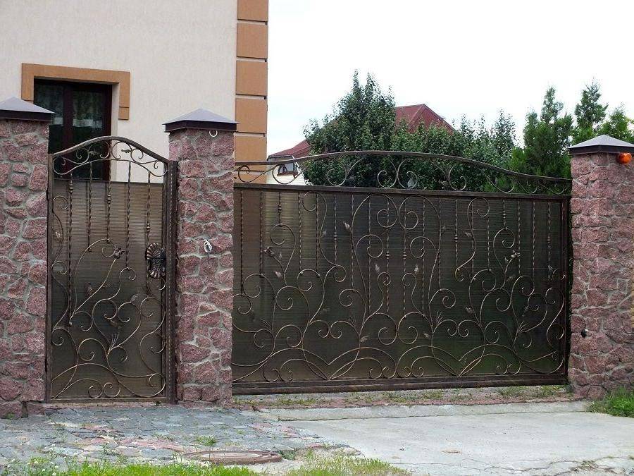 Кованые ворота с калиткой (35 фото): плюсы и минусы, особенности установки