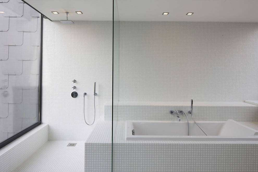 Мозаика в ванной: выбор материала, стиля и способа укладки