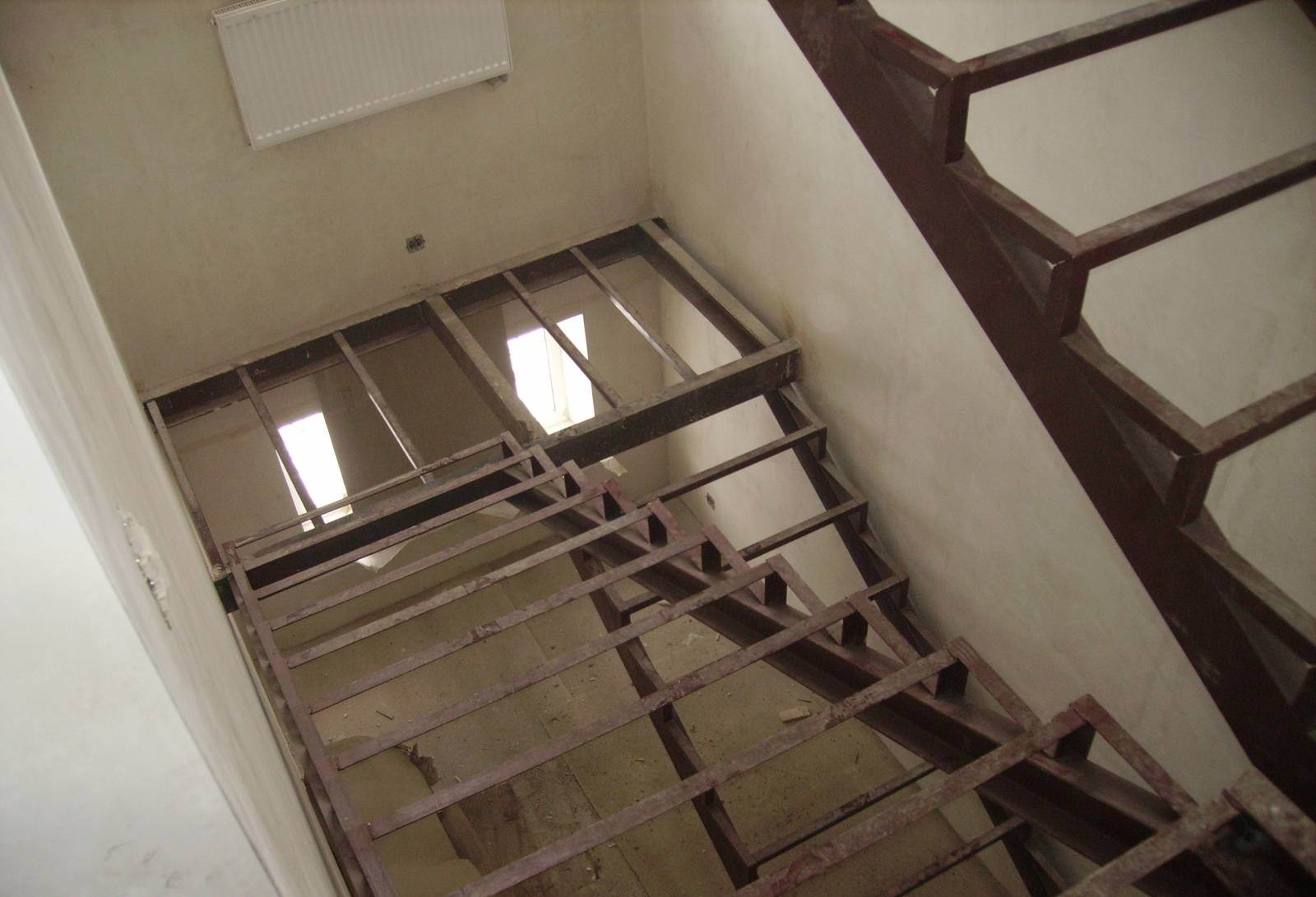 Чертежи металлической лестницы: размер наружной лестницы из профильный трубы с забежными ступенями на второй этаж и ее ограждение