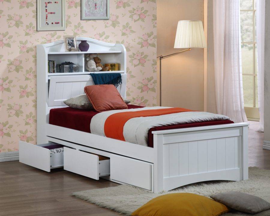Односпальная кровать с ящиками для хранения вещей – лучший выбор для маленькой спальни