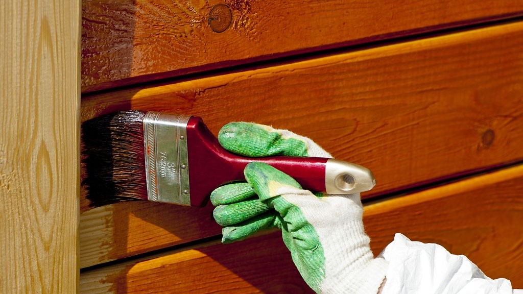 Покраска деревянного дома внутри: важность и выбор краски, инструменты