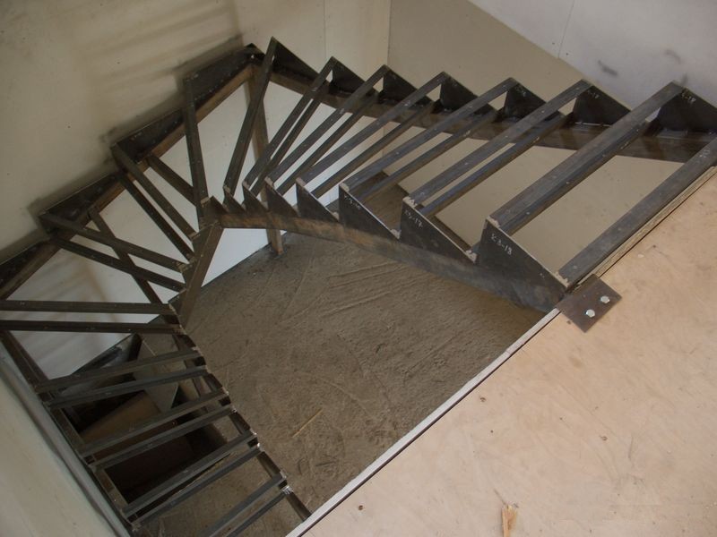 Лестница на второй этаж из профильной трубы своими руками: расчет, фото