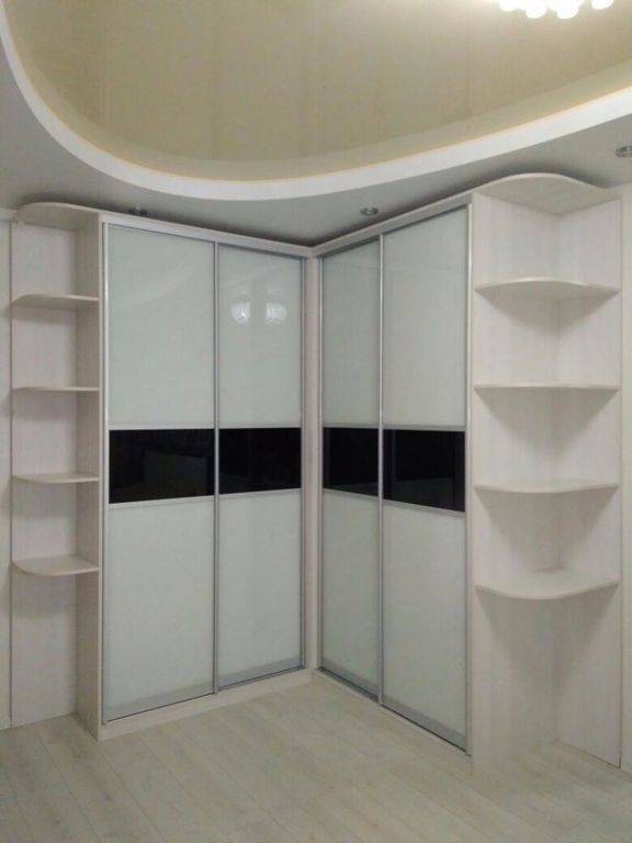 Гостинные шкафы в современном стиле: дизайн шкафа купе в зал на всю стену
 - 39 фото