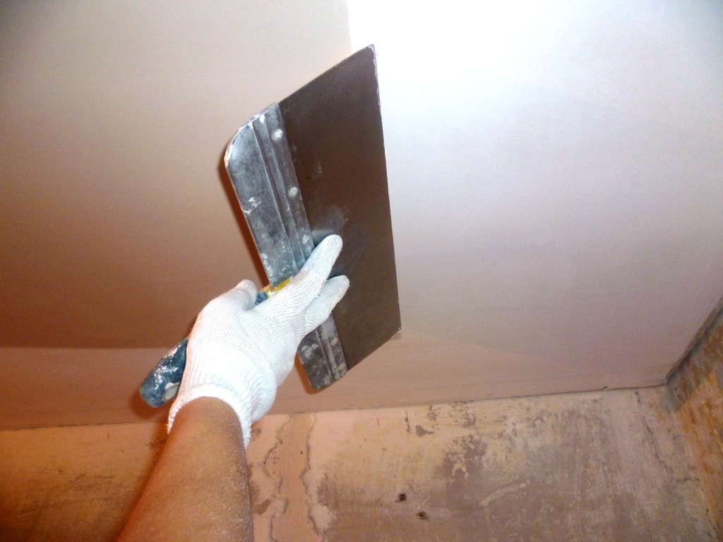 Как шпаклевать потолок под покраску своими руками? советы, видео, пошаговое руководство для новичков