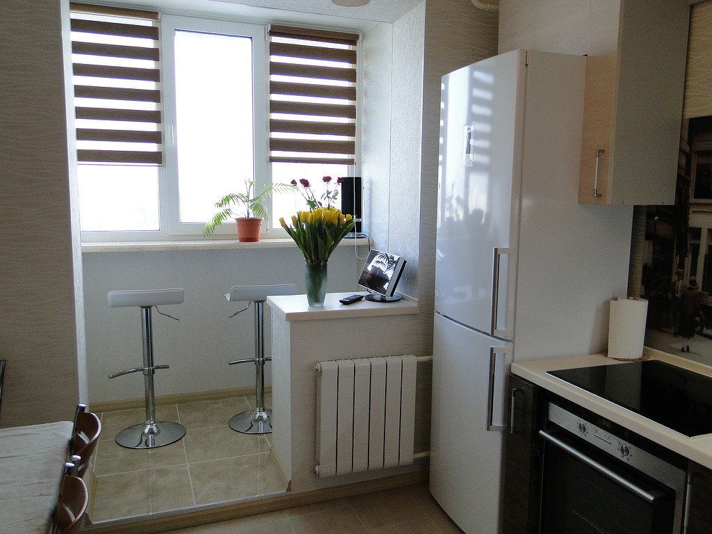 Кухня совмещенная с балконом- 40 фото объединения пространства