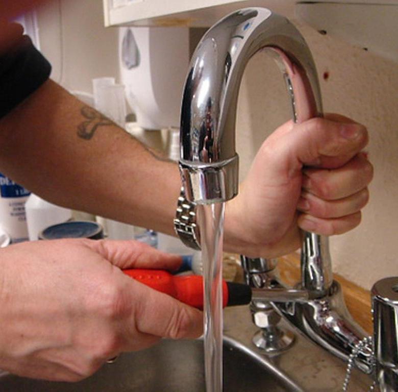 Как поменять кран на кухне: замена смесителя своими руками
