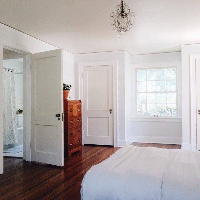 Белые двери в интерьере квартиры: реальные фото примеров использования