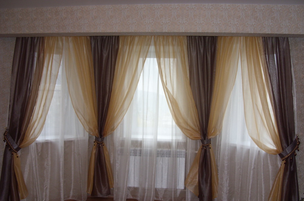 Двухцветные шторы для гостиной — фото новинок