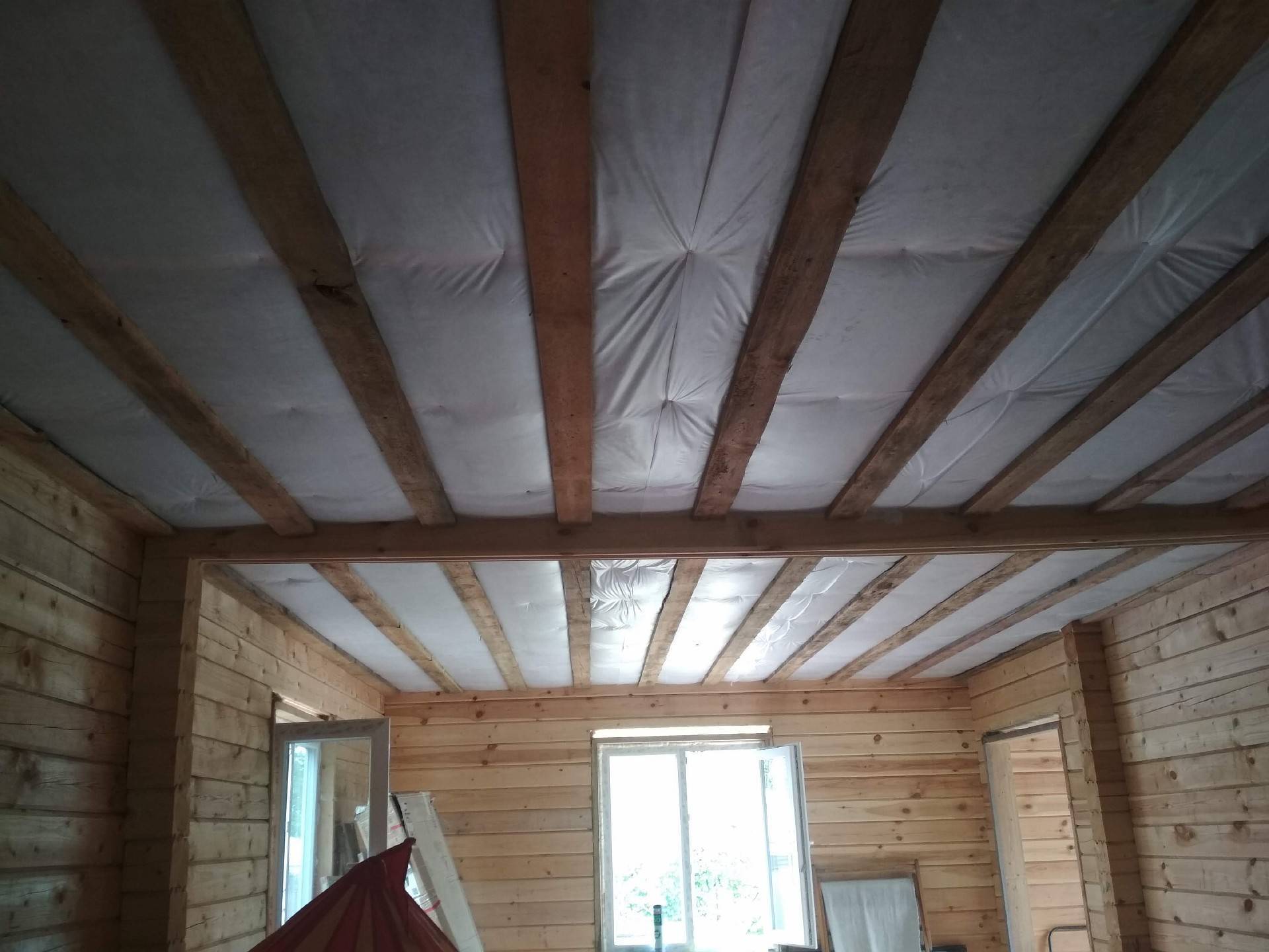 Черновой потолок по деревянным балкам: как сделать в частном доме, чем подшить, монтаж осб | proпотолки