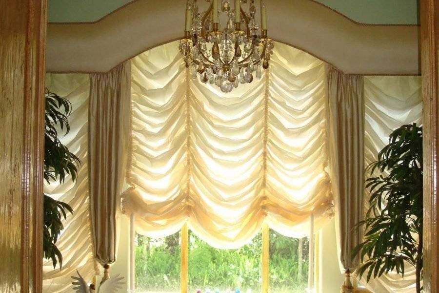 Велюровые и бархатные шторы: особенности ткани, выбор цвета. стиля и варианты дизайна в интерьере