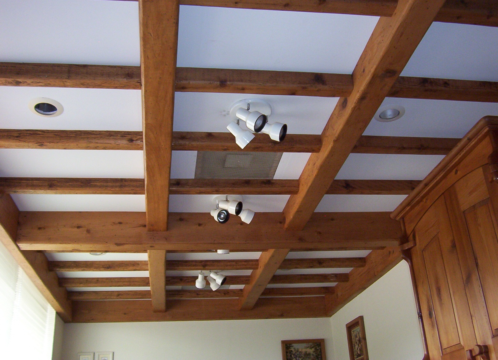 Гипсокартон на потолок в деревянном доме: 3 варианта монтажа