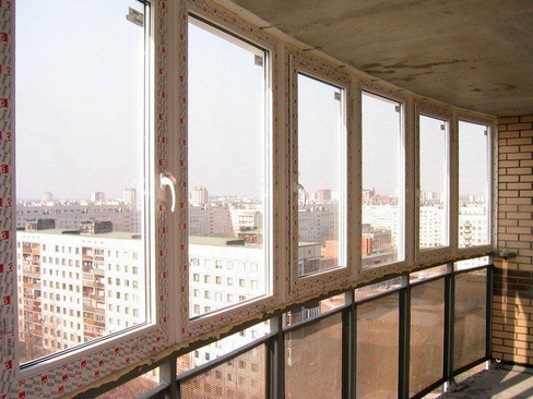 Последние тренды в дизайне балконов с панорамным остеклением