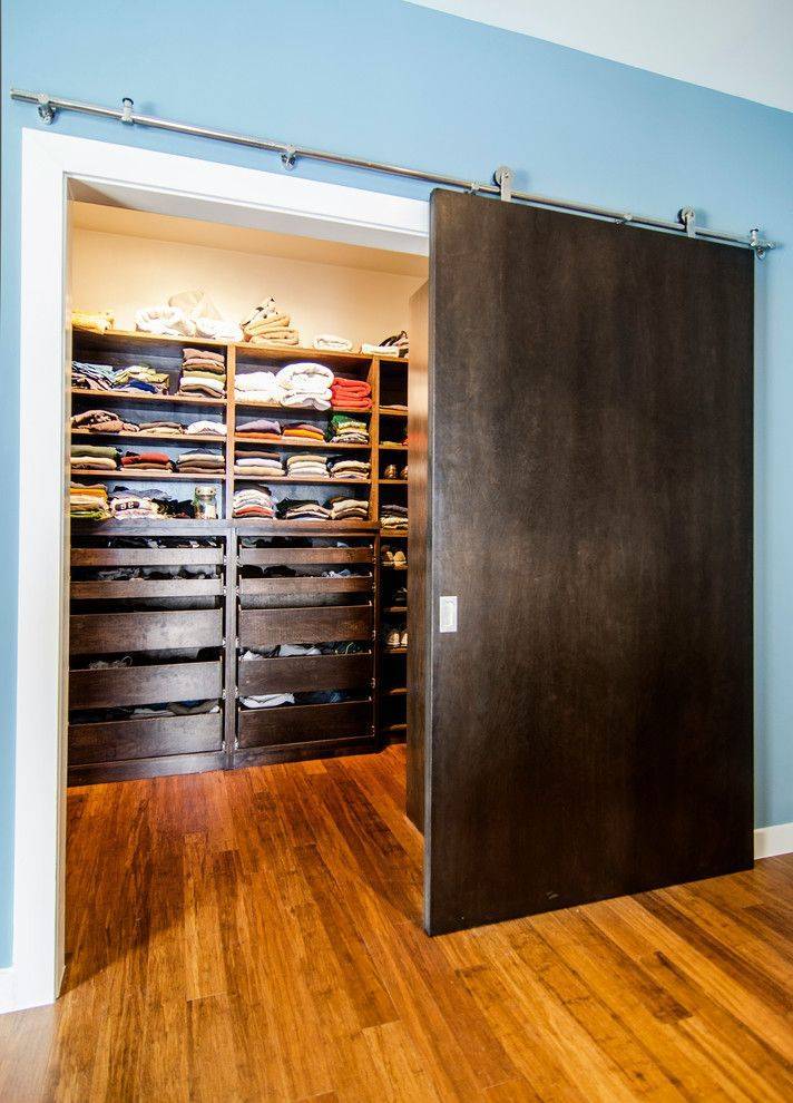 Раздвижные двери для гардеробной: виды, материалы, нюансы монтажа