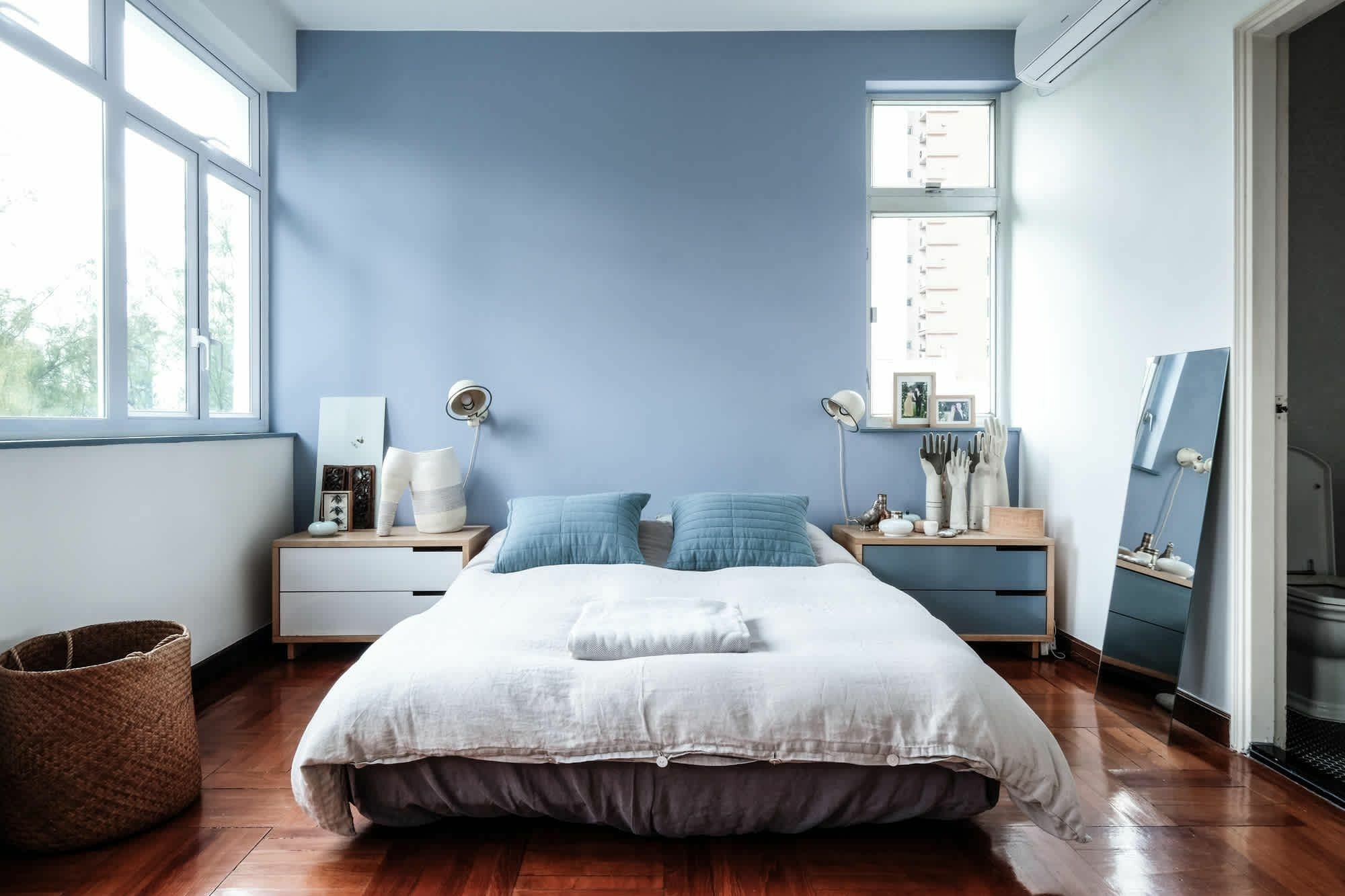 Спальня в серо голубых тонах с серой мебелью - 23 фото