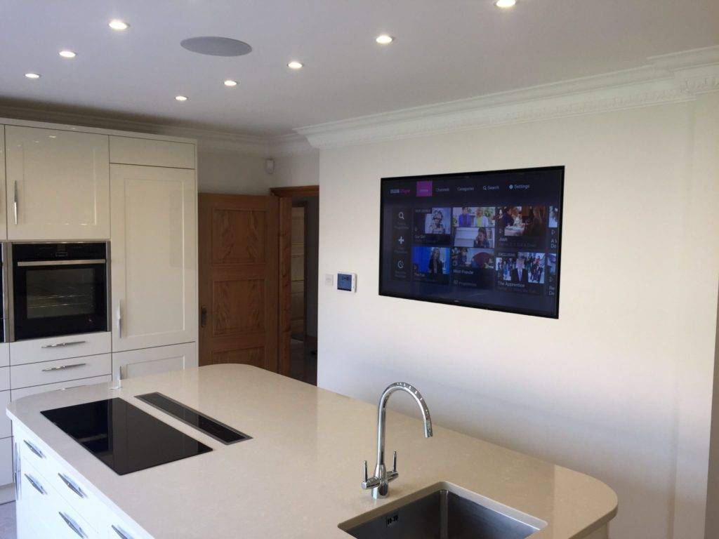 Куда повесить телевизор на кухне (41 фото): 10 советов