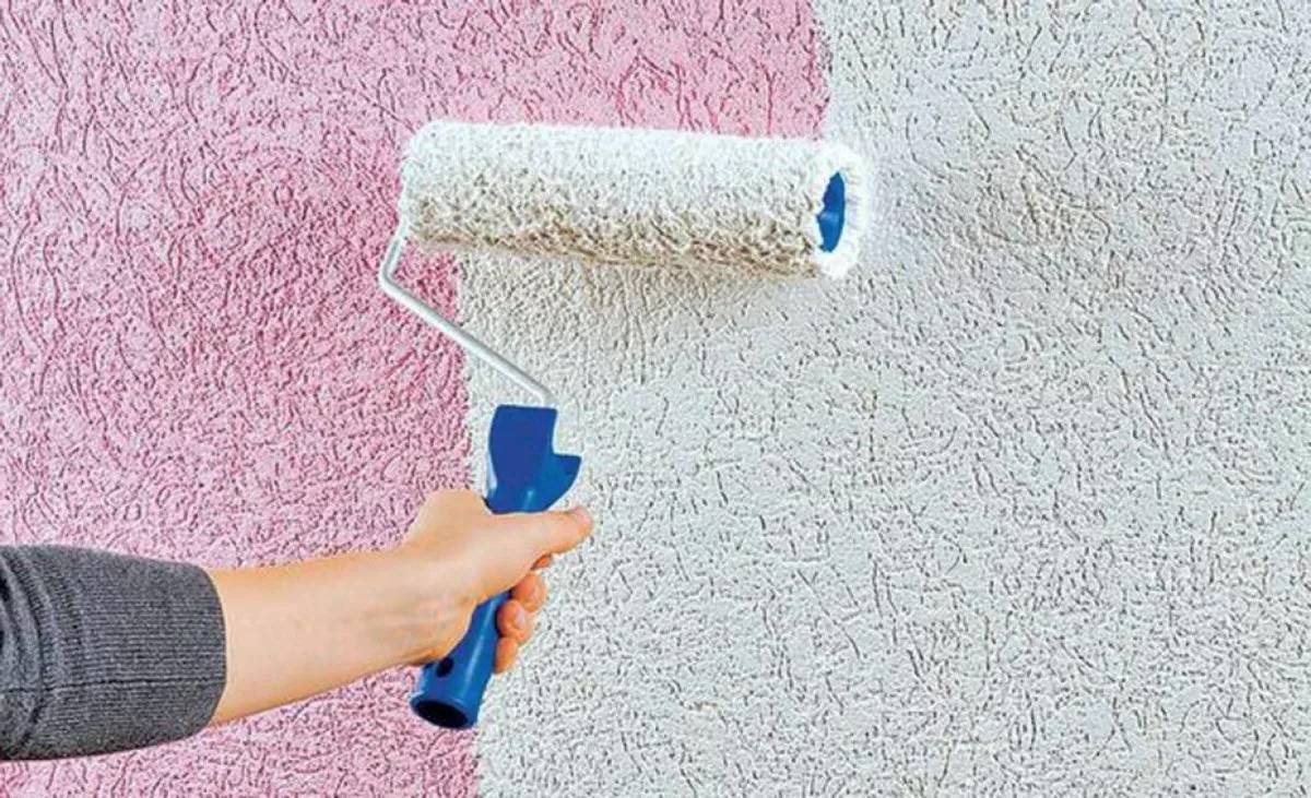 Покраска стен водоэмульсионной краской: выбор материала, технологии с рисунком, фактурная