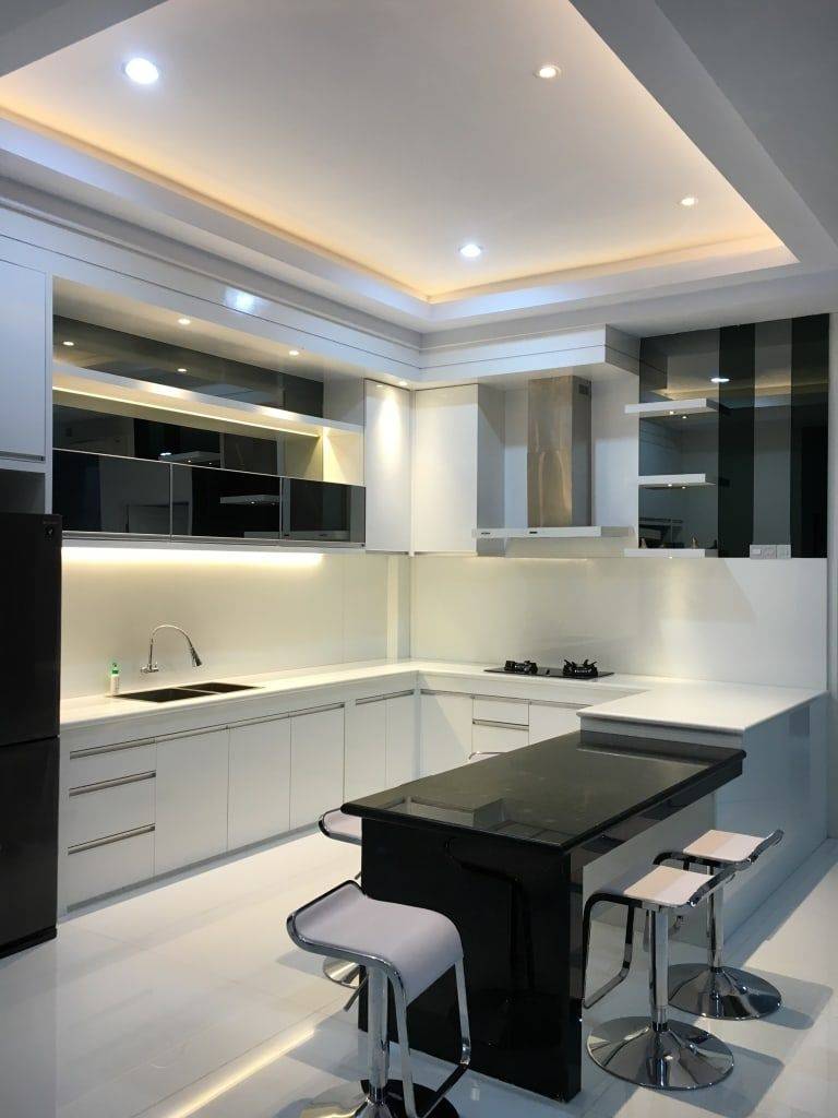 Натяжные потолки для кухни дизайн с подсветкой фото
