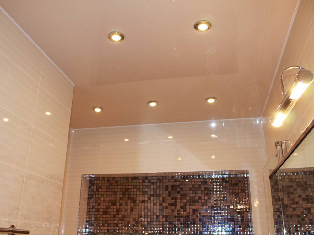 Натяжной потолок в ванной комнате (71 фото): плюсы и минусы, важные характеристики