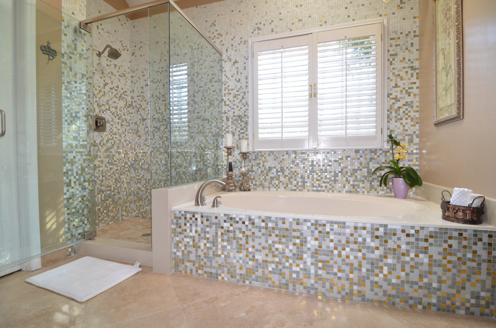 Плитка мозаика для ванной (141 фото): керамическая мозаика для ванной комнаты, мозаичная столешница и плитка на пол, особенности укладки и дизайн