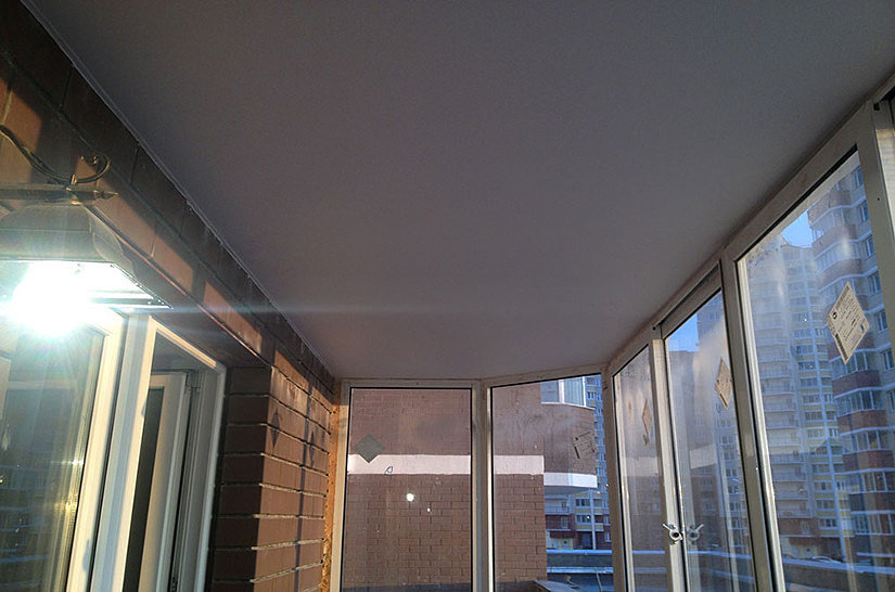 Потолок на балконе: 7 вариантов отделки. можно ли сделать натяжной потолок на балконе - дзен дневник