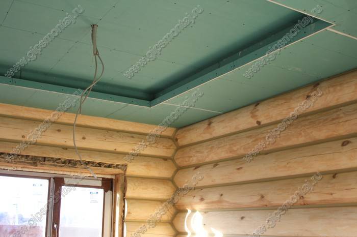Отделка потолка в деревянном доме