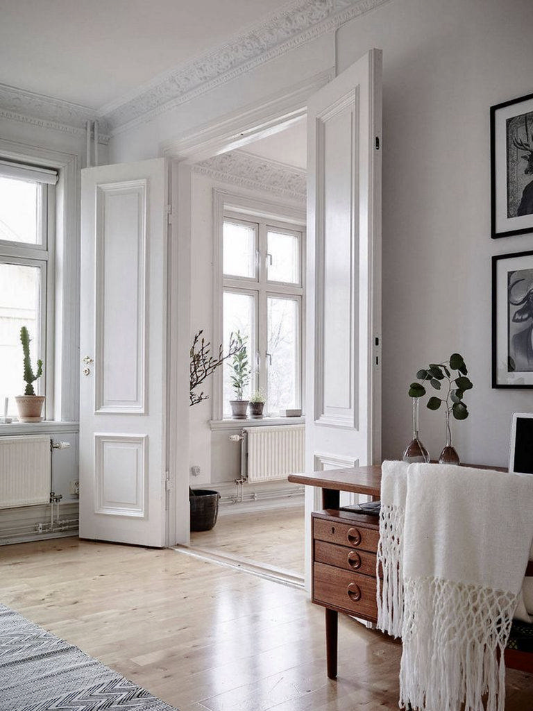Белые двери в интерьере: как оформить и вписать в стиль – фото и правила