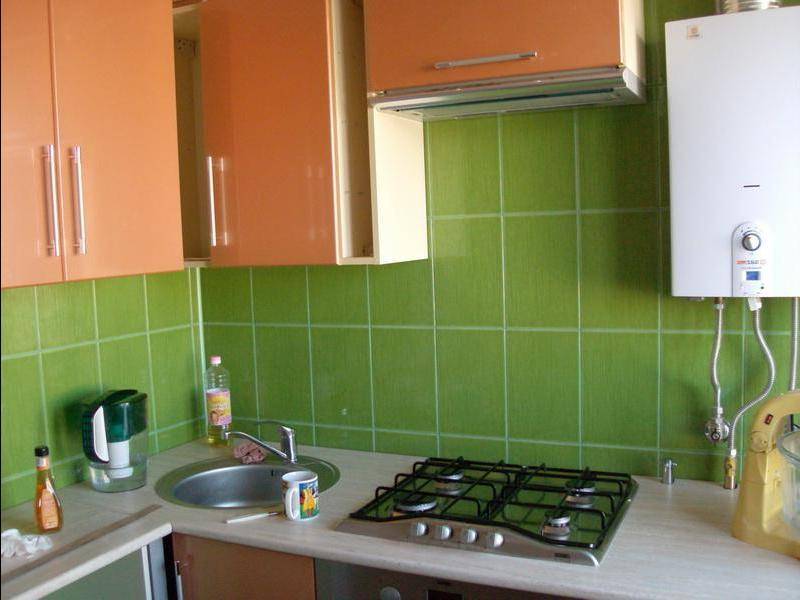 20 идей для маленькой кухни с газовой колонкой и холодильником