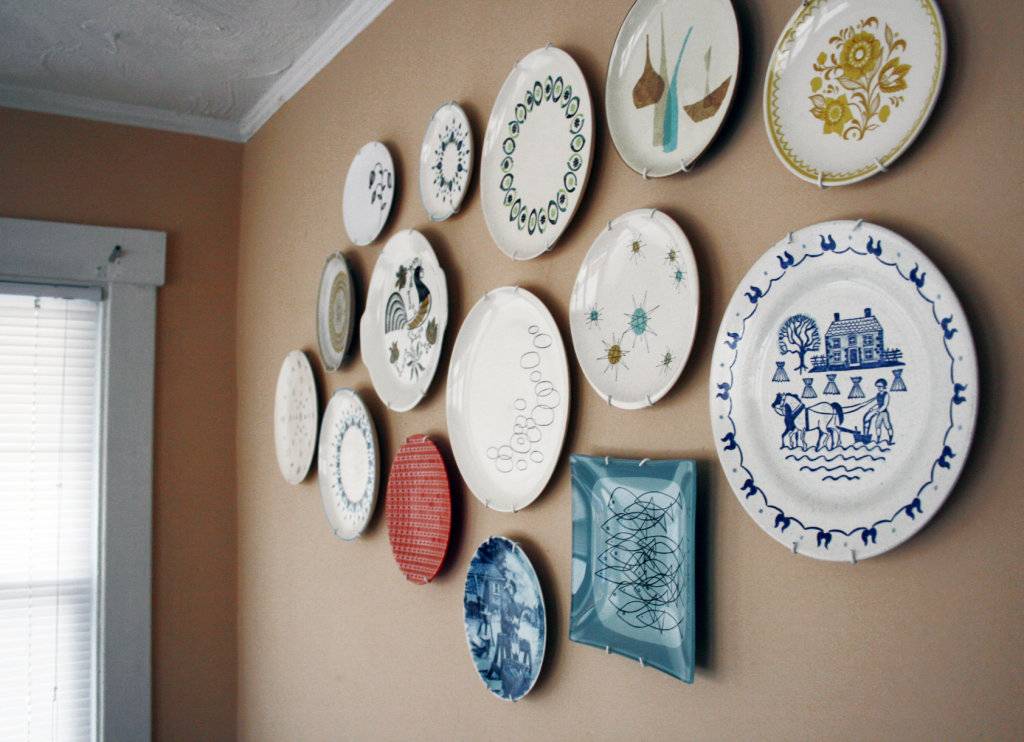 Тарелки на стену: декоративное оформление стен в разных комнатах. инструкции по созданию тарелок своими руками. особенности крепления тарелок
