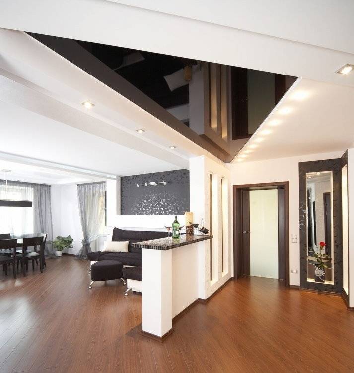﻿﻿натяжные потолки для зала (65 фото): красивые современные потолки в квартире, виды покрытий, идеи-2021 для оформления комнаты площадью 18 кв м