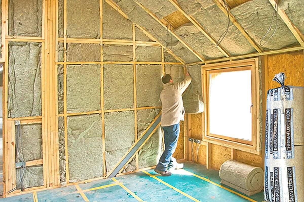 Выбор утеплителя для дачи и укладка теплоизоляционного материала на стены внутри дома