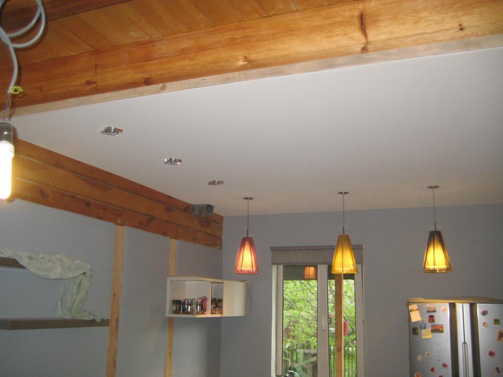 Натяжной потолок в деревянном доме (39 фото): плюсы и минусы потолочных покрытий в доме с балками, отзывы владельцев